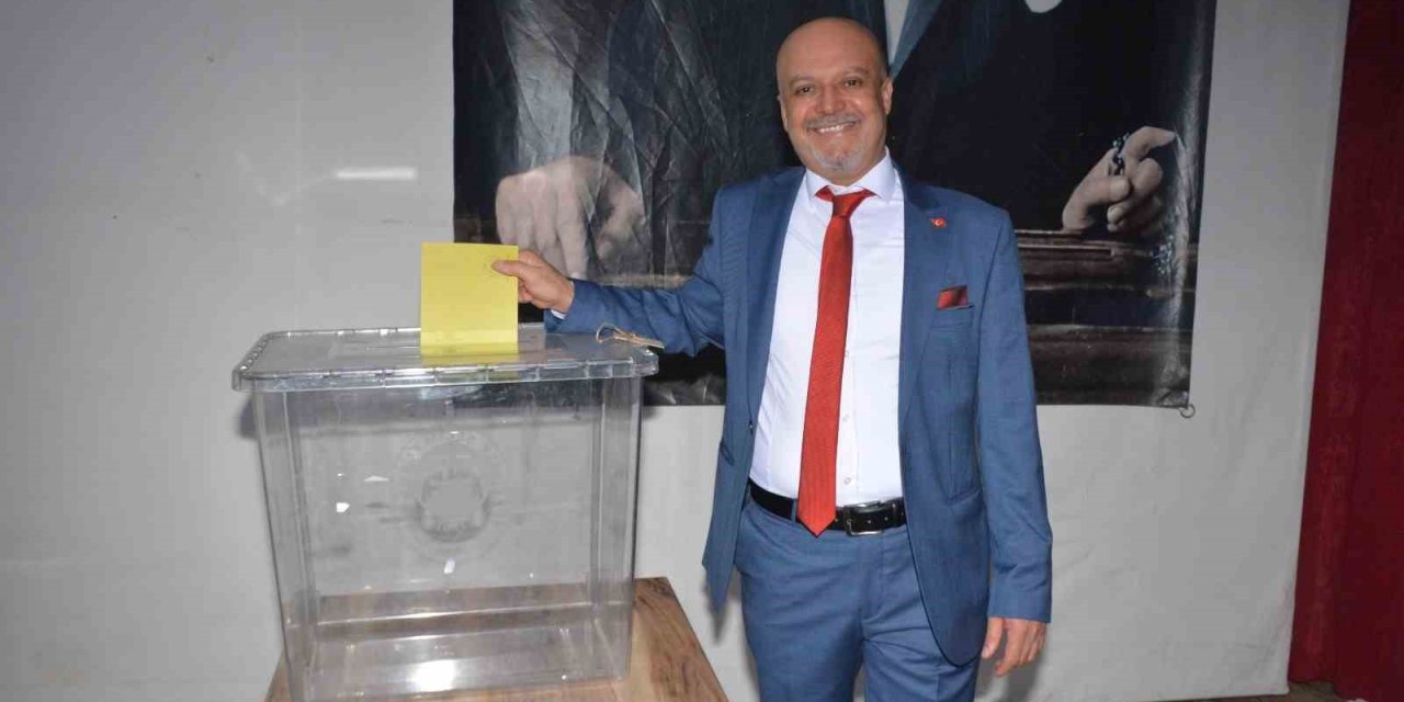 Akhisar’da mevcut başkan 1 oy farkla kazandı