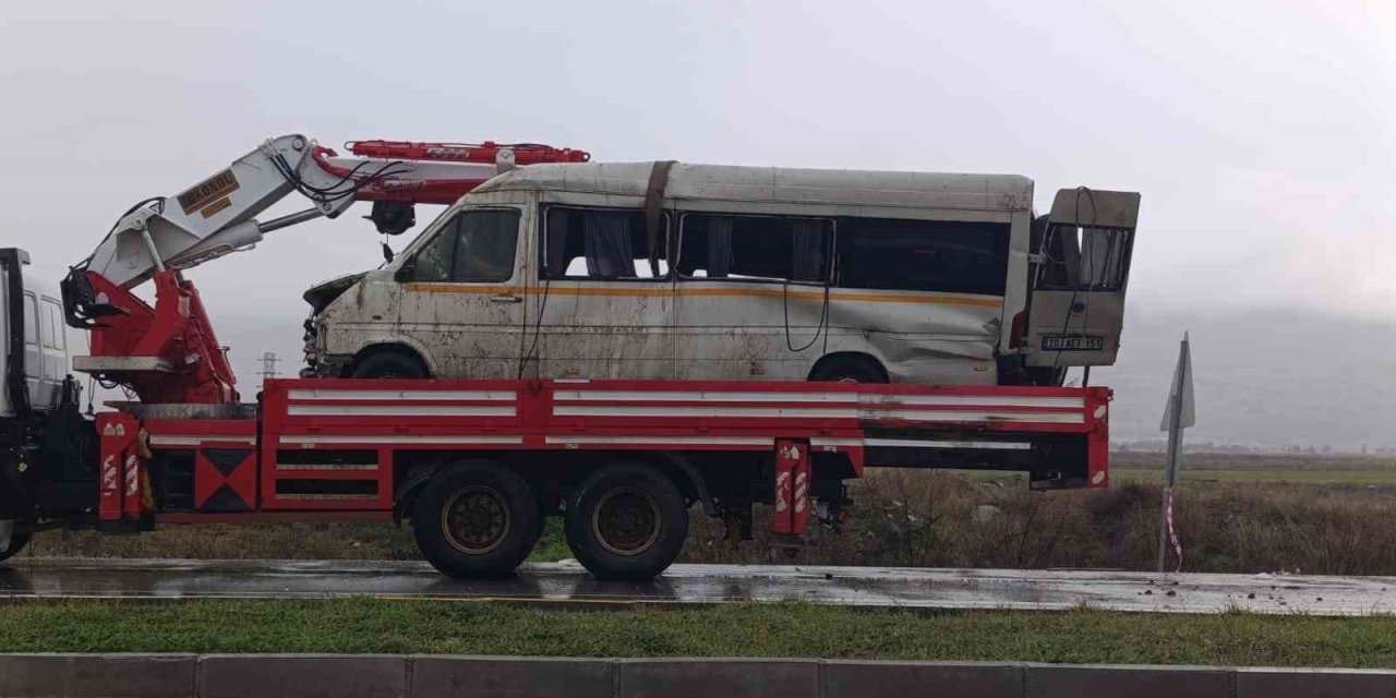Yağış sonrası kayganlaşan yolda taklalar atan transit hurdaya döndü: 2 yaralı