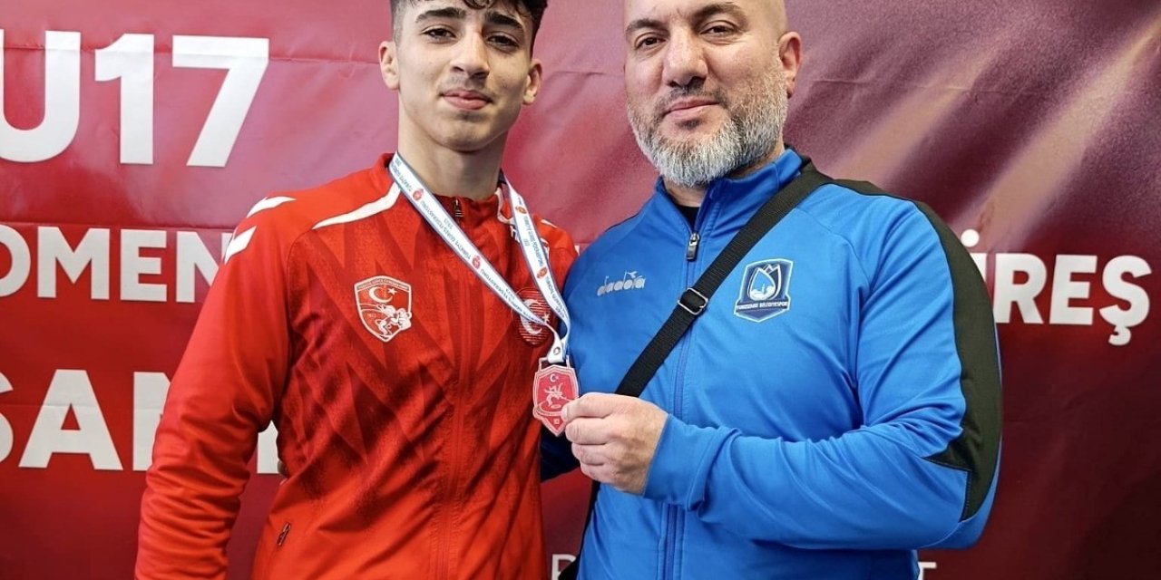 Yerlikaya’dan madalyasını alan genç güreşçi Manisa’ya gurur yaşattı