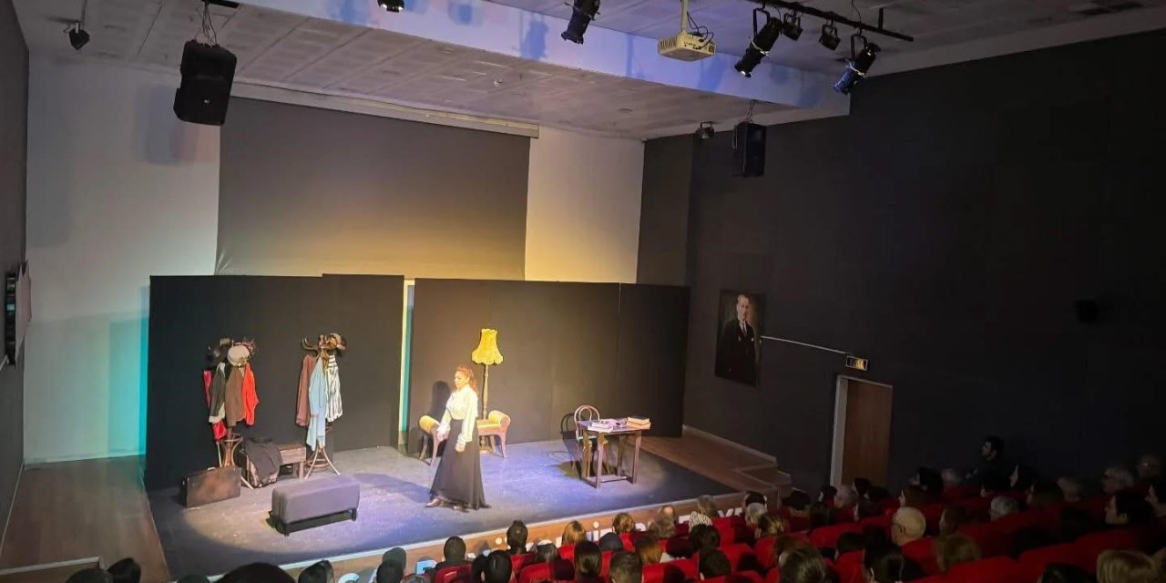 Sarıgöl’de tek kişilik oyun ilgi gördü