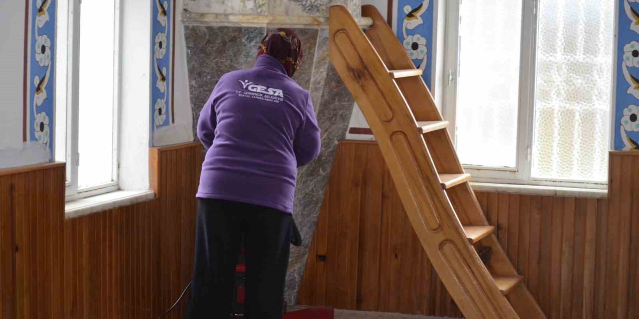 Germencik’te Ramazan ayı öncesi camiler temizlendi