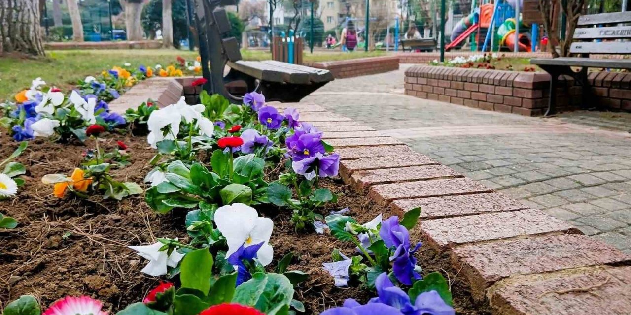 Efeler Belediyesi’nden çiçek düzenlemesi