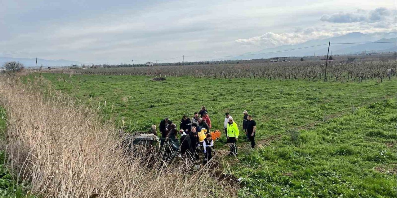 Manisa’da otomobil tarlaya uçtu: 2 yaralı