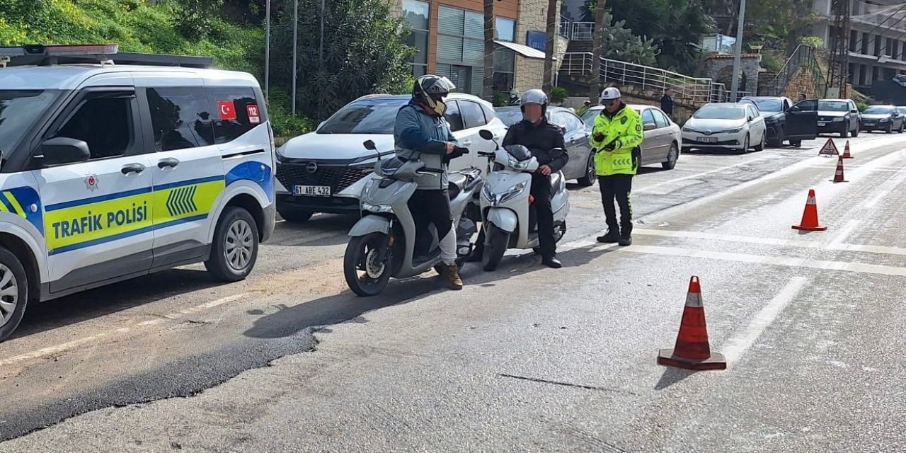 Çeşme’de motosiklet denetimleri: 700 sürücüye 3,5 milyon TL ceza