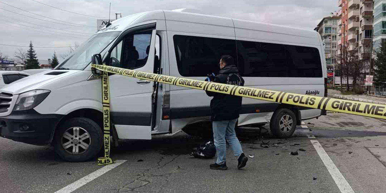 Minibüsün altına giren motosikletin sürücüsü ağır yaralandı