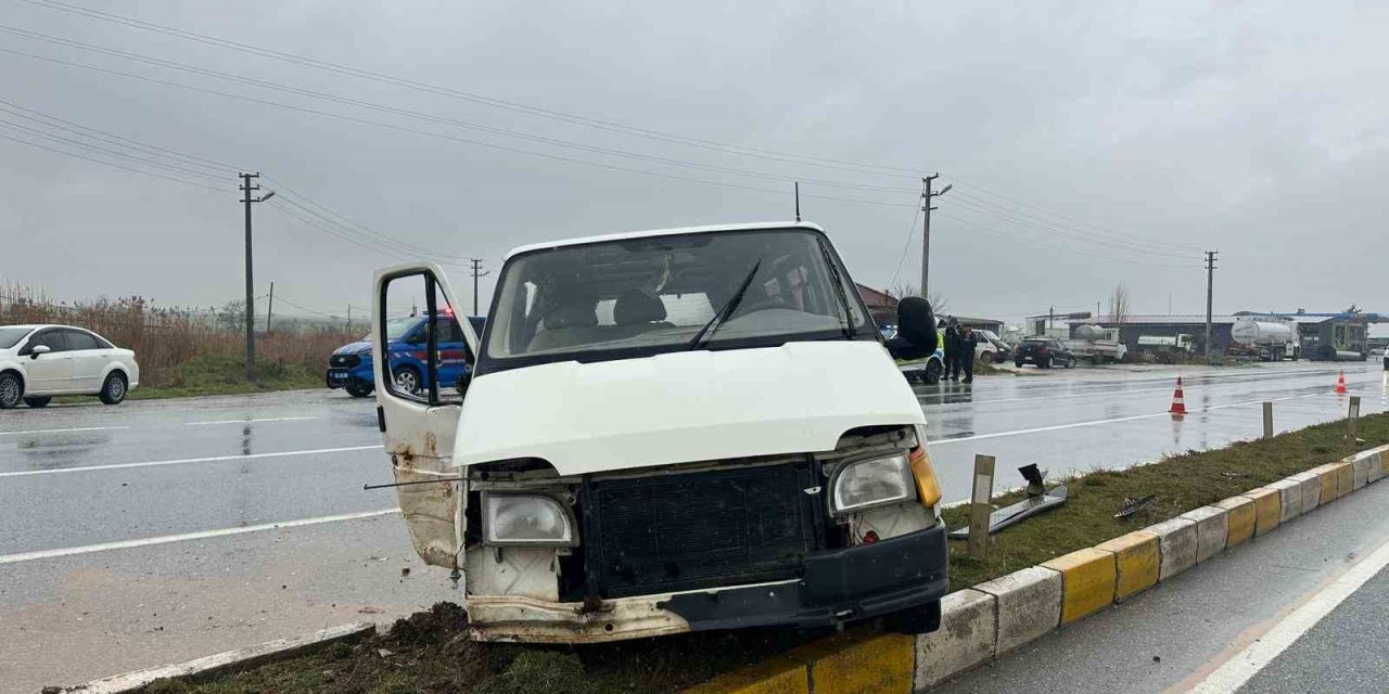 Uşak’ta panelvan aracın refüje çarpması sonucu 1 kişi yaralandı