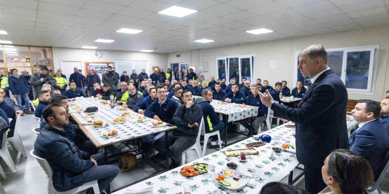 Başkan Tugay, mesaiye emekçi ile başladı