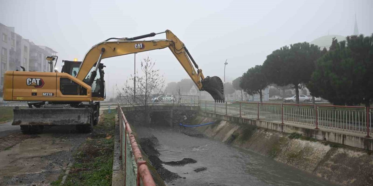 Dereyi çöplüğe çevirmişler