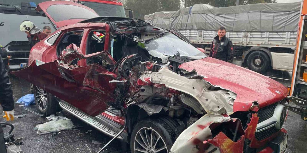 Tıra arkadan çarpan lüks otomobil hurdaya döndü: 2 yaralı