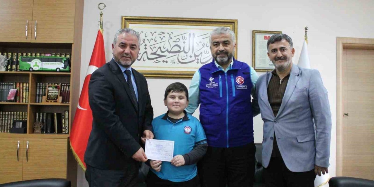 Minik Alparslan kumbarasını Kur’an Kursu için açtı