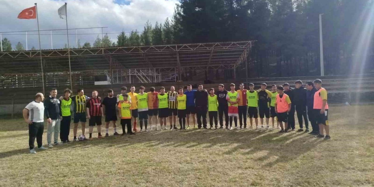 Beyağaçlı vatandaşlar ile polisler dostluk maçı oynandı