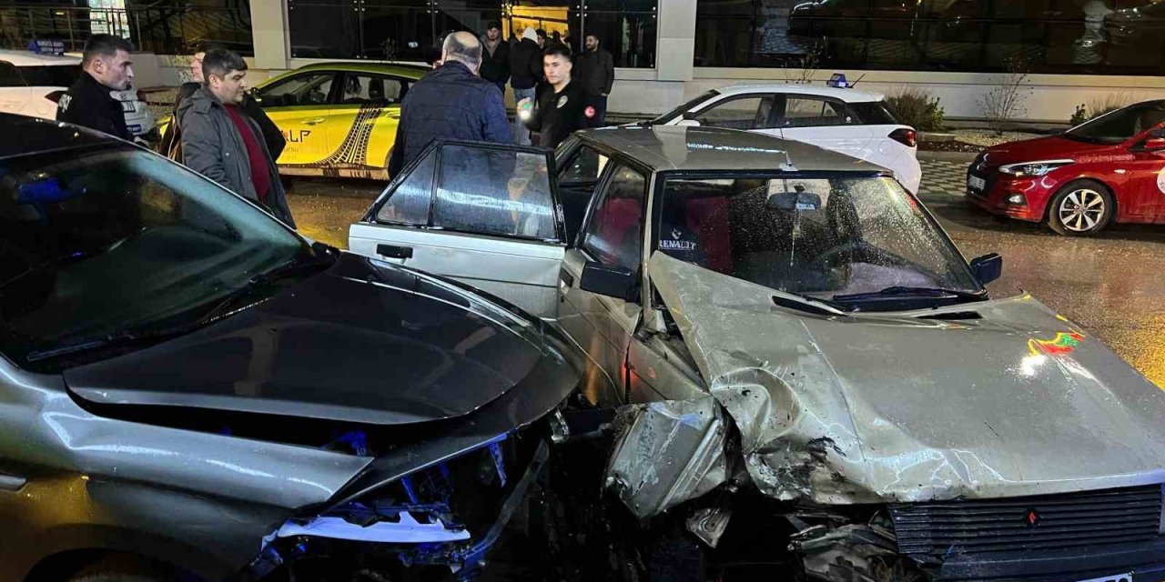 İki otomobilin çarpıştığı kazada 1 kişi yaralandı