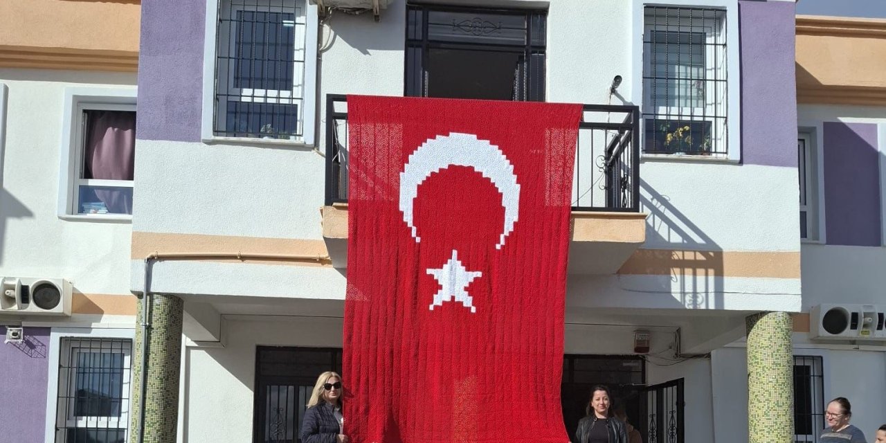 İlmek ilmek gurur: El emeği Türk Bayrağı göndere çekildi