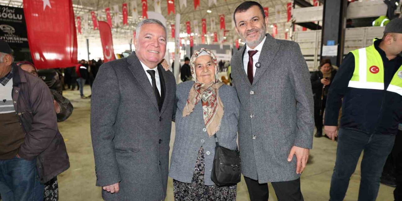 Denizli  Büyükşehir ve Honaz Belediyesi üreticiye destek amacıyla zeytin ve meyve fidanı dağıttı