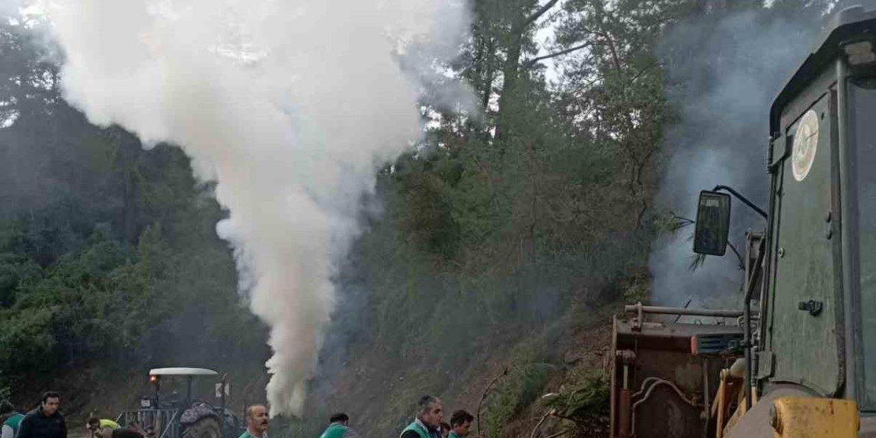 Marmaris orman ekiplerinden yangına karşı çalışmalar devam ediyor