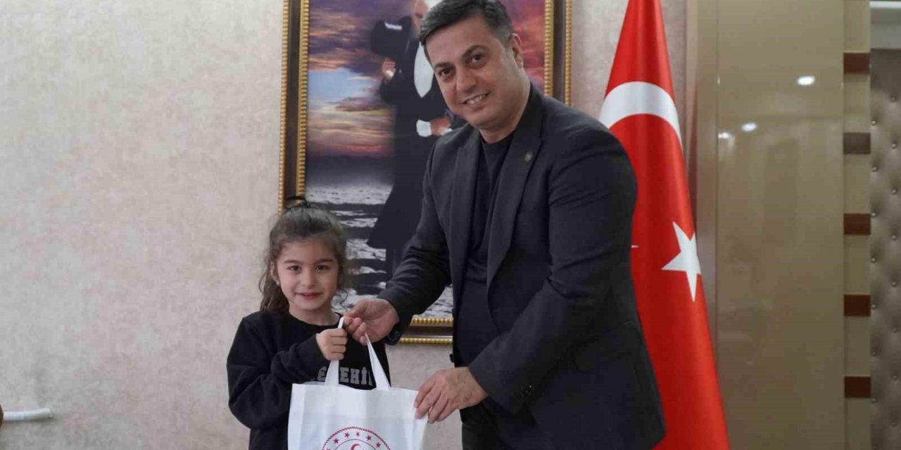 Müdür Öztürk’ten minik satranççı Deniz Erol’a övgü