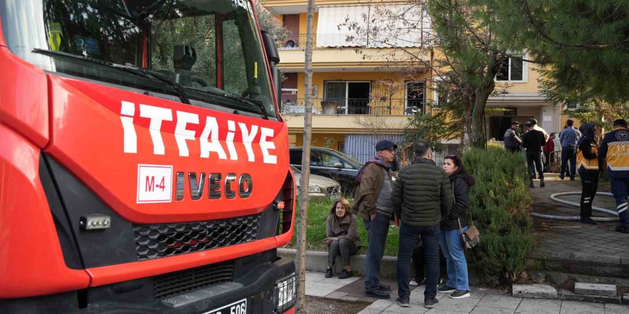 Denizli’de apartman dairesindeki yangın korkuttu