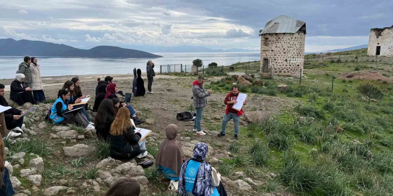 Menteşe’nin gönüllü gençlerinden Bodrum’da sanat çıkartması