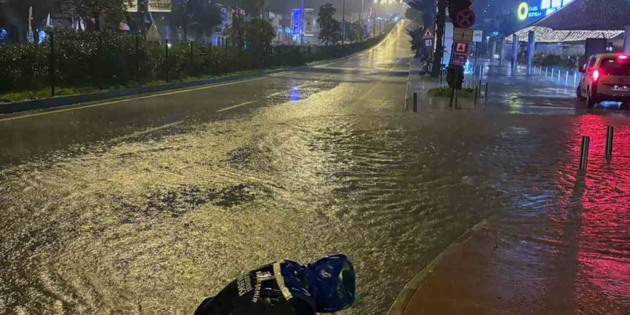 MUSKİ ekipleri gece boyunca tıkanan mazgalları açtı