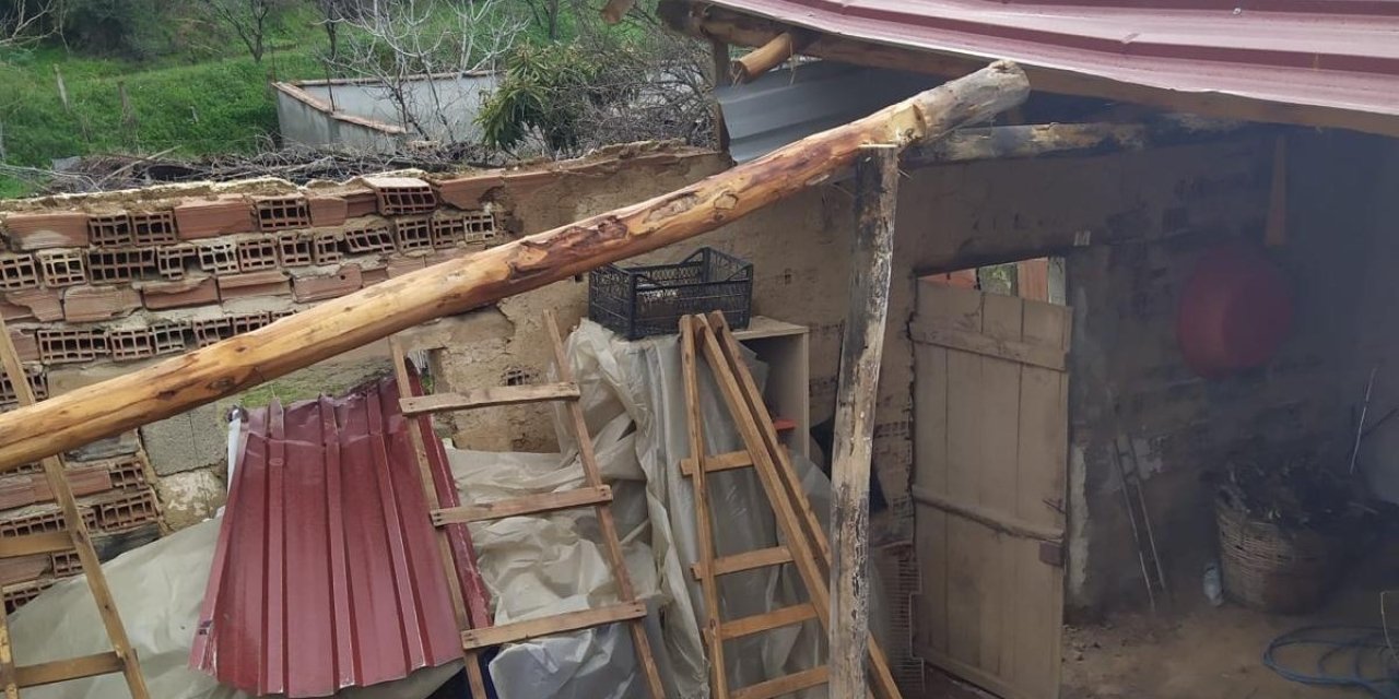 Manisa’da sağanak ve fırtına çatıları uçurdu