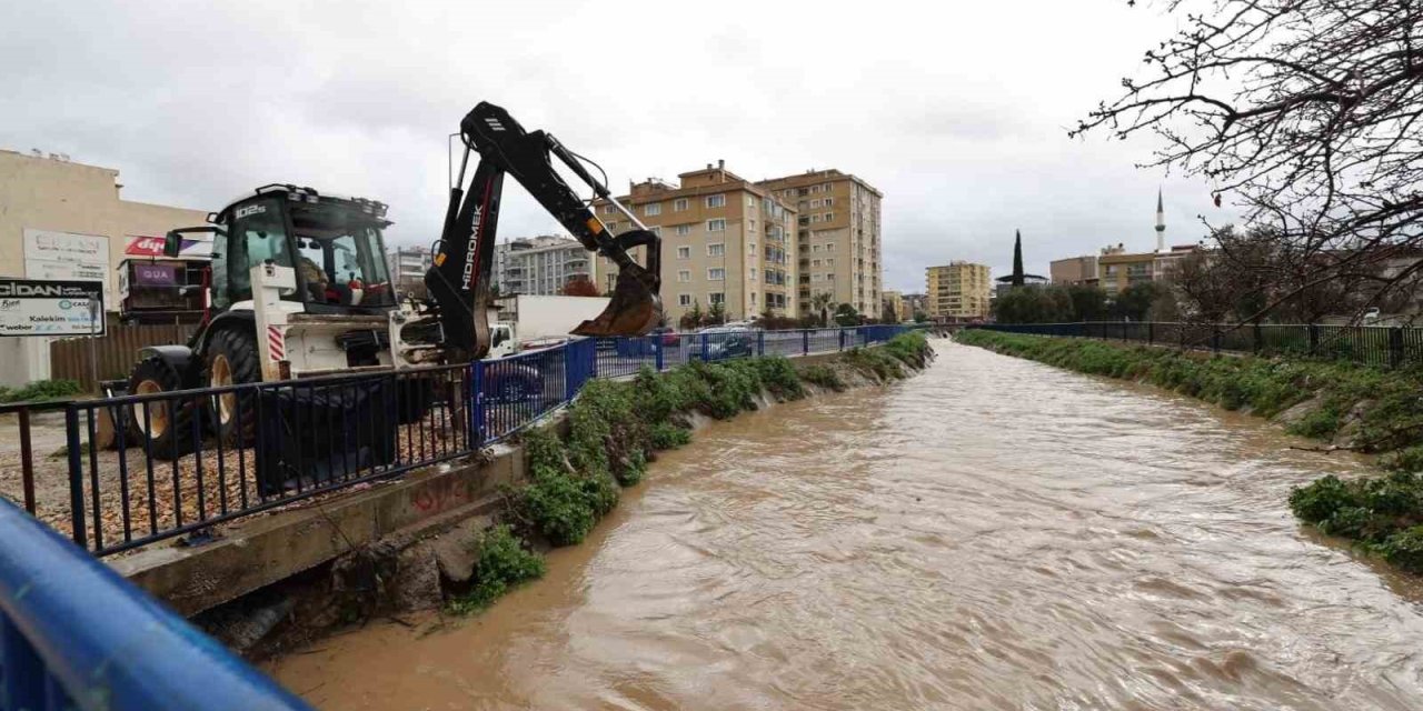 İzmir’de sağanak yağış: Büyükşehir ekipleri seferber oldu