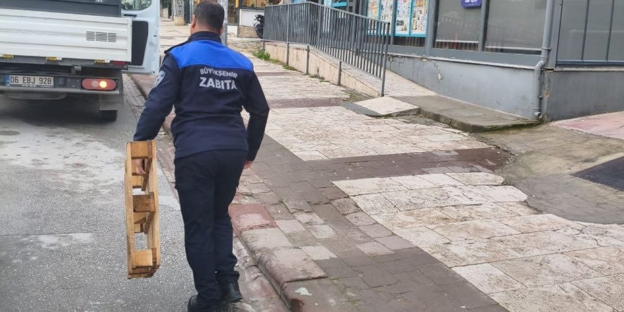 Denizli’de zabıta ekipleri yol ve kaldırım işgallerine geçit vermiyor