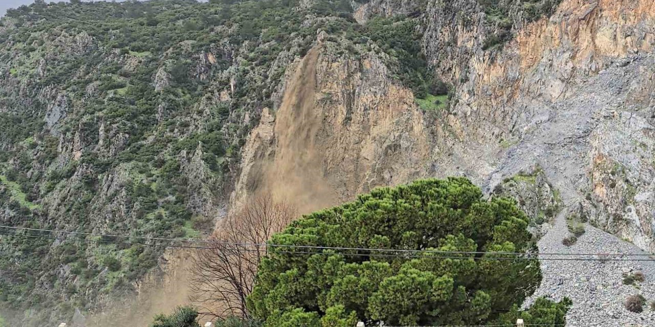 Söke’de dağdan akan sular adeta şelaleye döndü