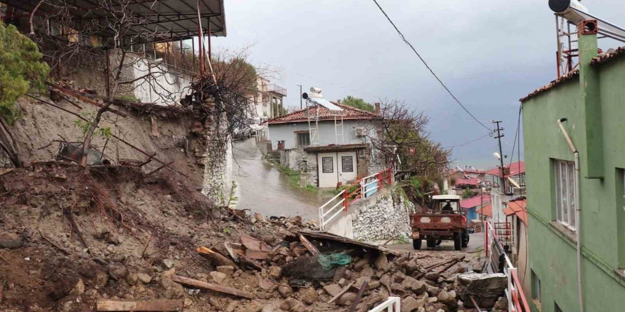 Kuvvetli yağışa dayanamadı, çöktü