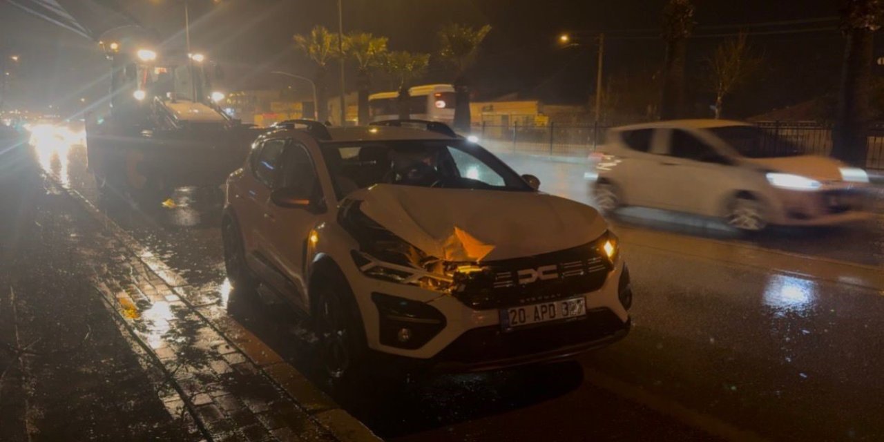 Kepçe ile çarpışan otomobilde maddi hasar meydana geldi