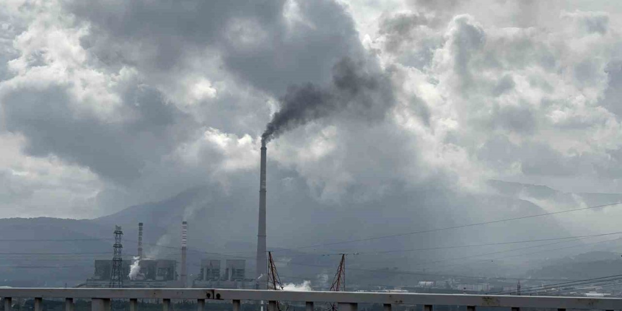 Soma’da, termik santralden yükselen siyah duman kentin soluğunu kesiyor