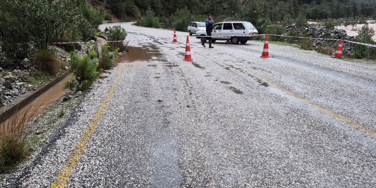 Namnam çayında su seviyesi yükseldi, yol çöktü