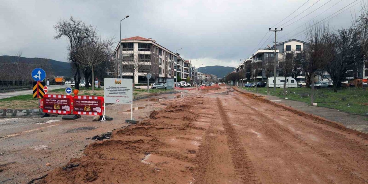Menteşe’de yol yapım çalışmaları devam ediyor