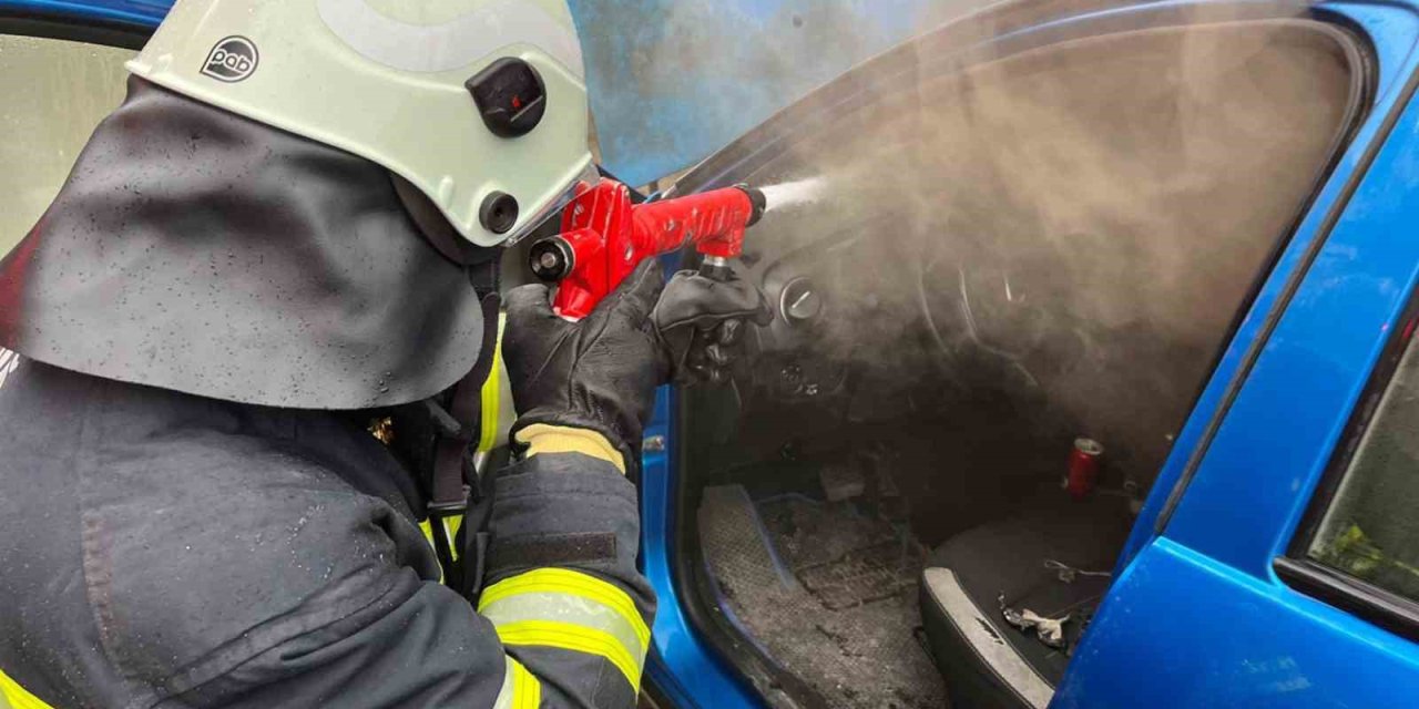 Aracın konsolunda başlayan yangın kısa sürede söndürüldü