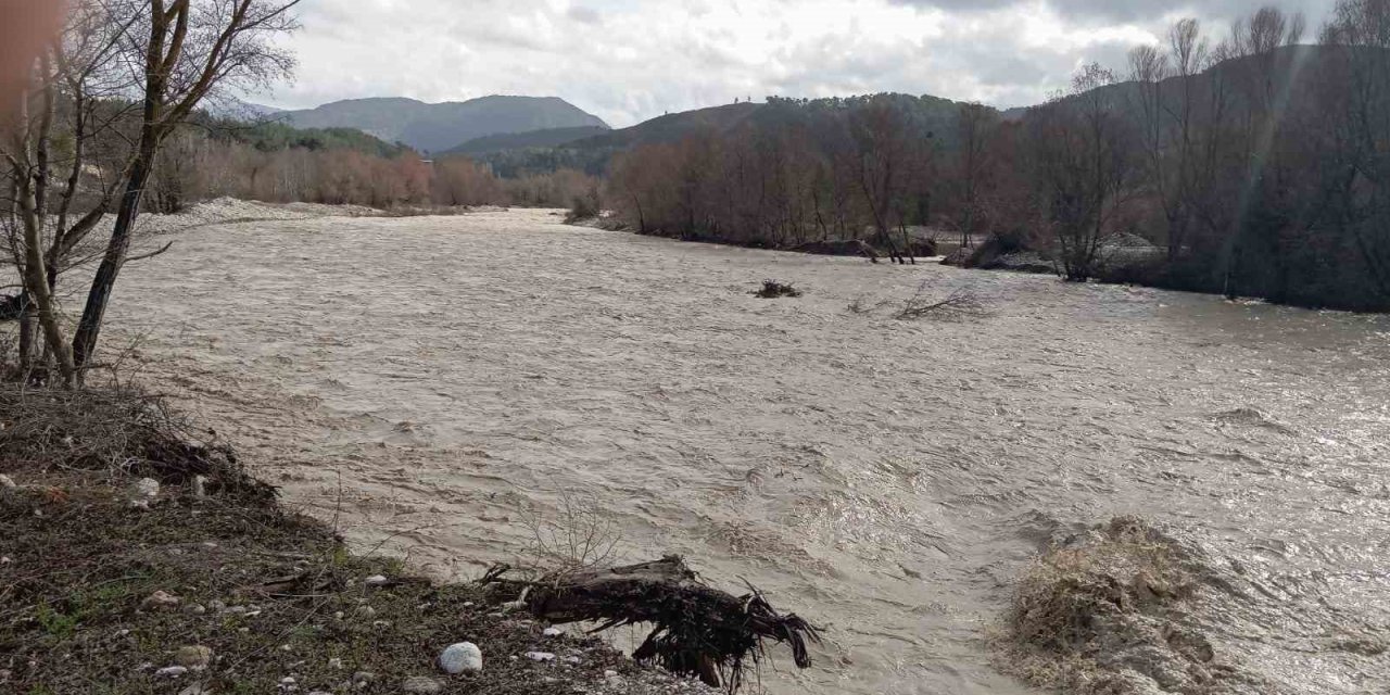 Denizli’de sel köprüleri ağır hasar verdi