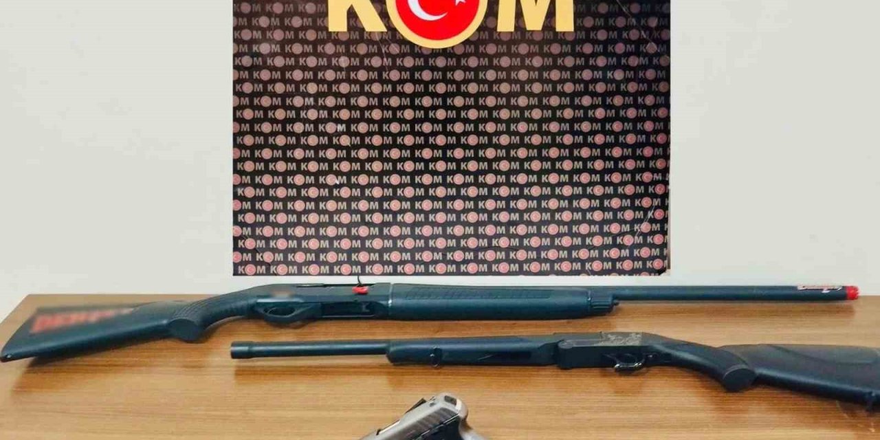 Polis 4 ruhsatsız silah ele geçirdi