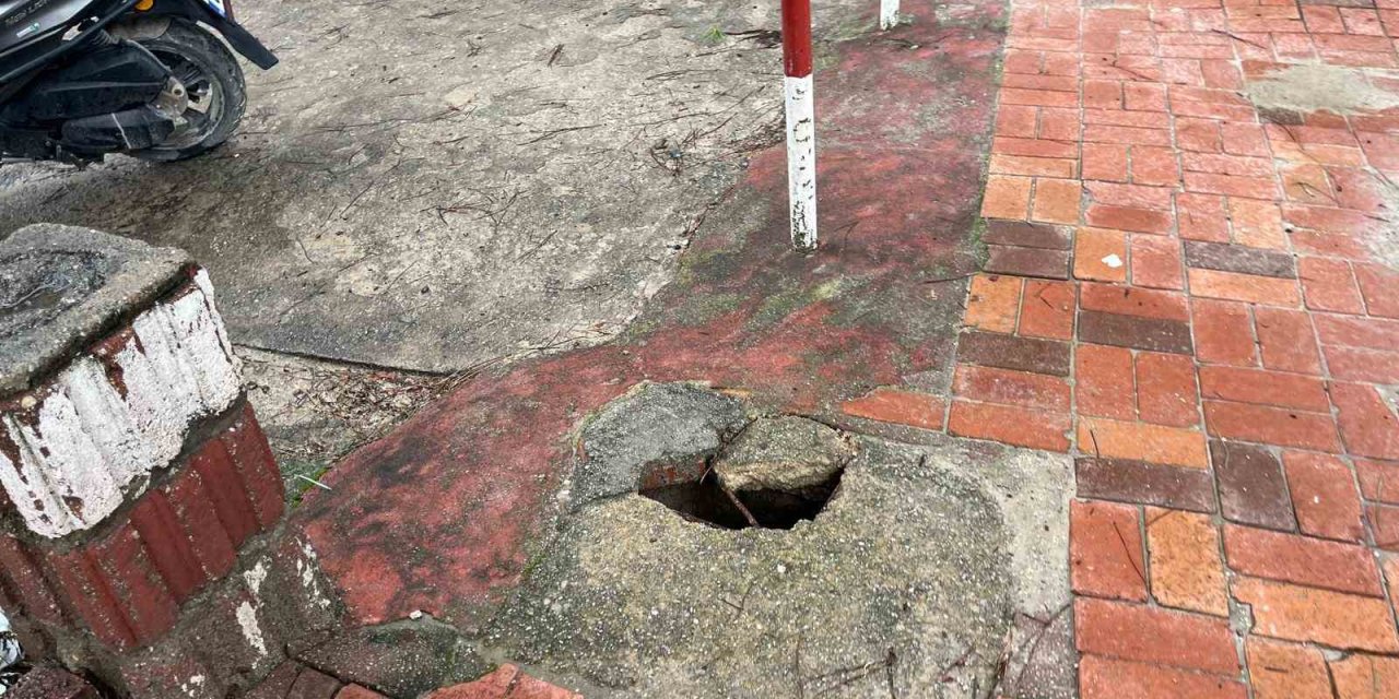 Buldan’da ATM önündeki çukur tehlike saçıyor