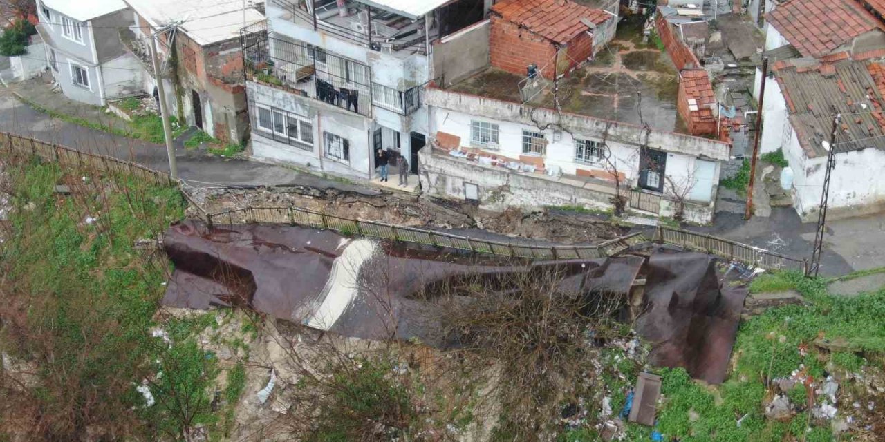 Sağanak sonrası yol çöktü, mahalleyi endişe kapladı
