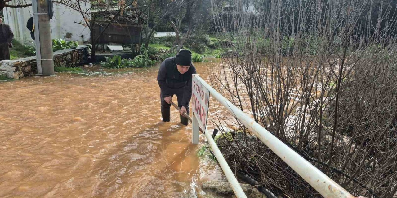 Bodrum’da sağanak yağış etkili oldu, iş yerlerini su bastı