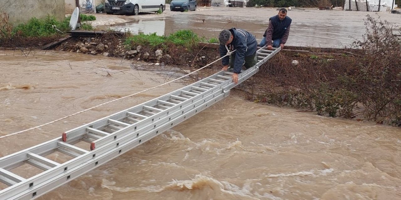 Seydikemer’de mahsur kalan vatandaşları itfaiye ekipleri kurtardı