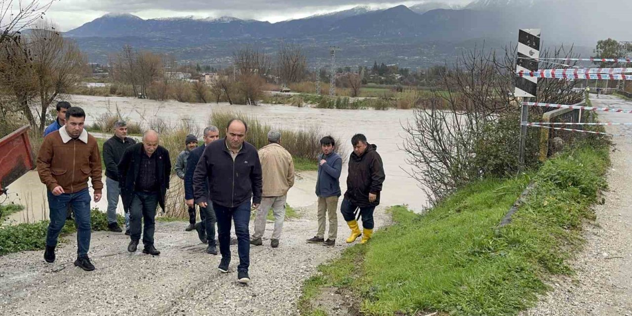 Eşen Çayı taştı, tarım arazileri ve hayvan barınağı sular altında kaldı