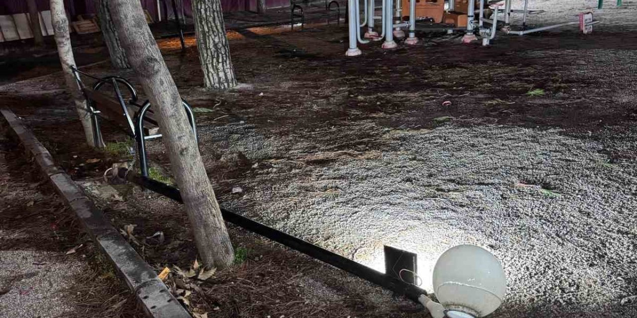 Buldan’da çocuk parkındaki aydınlatma direği tehlike saçıyor