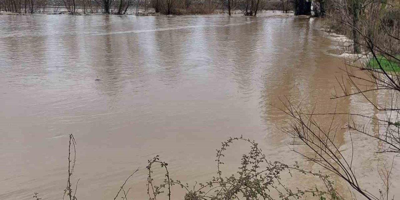 Denizli’de Akçay Deresi taştı, yol trafiğe kapandı