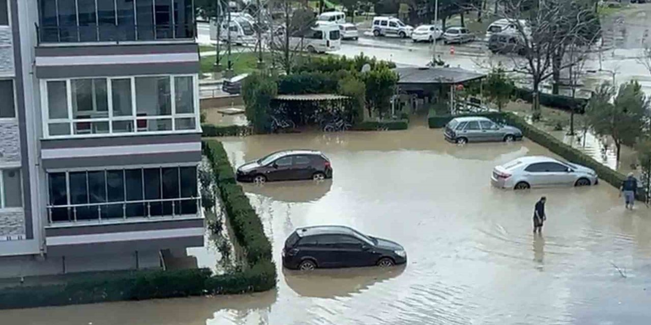 Aliağa’da sağanakla birlikte dere taştı, bir mahalle sular altında kaldı