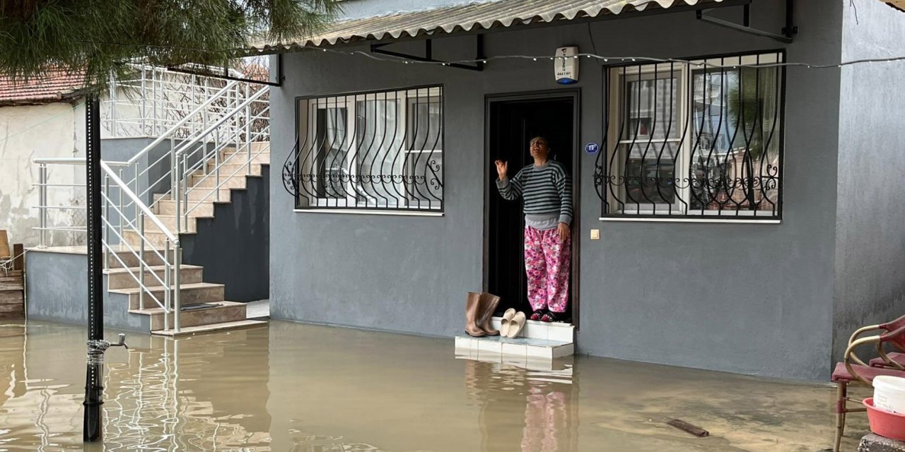İzmir’de dere taştı, vatandaşlar çaresiz kaldı: "Televizyonda izlerdik, başımıza geldi"