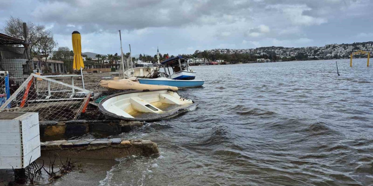 Bodrum’da tekneler kıyıya sürüklendi