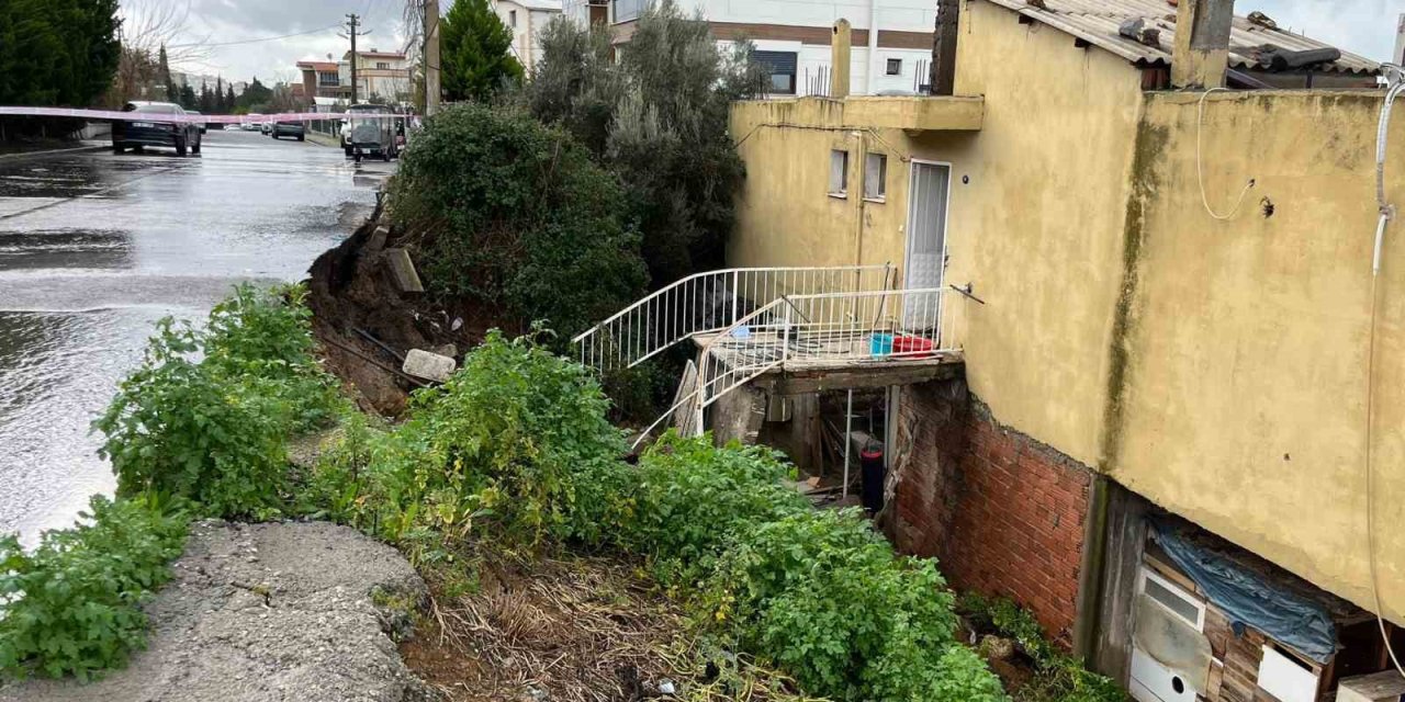İzmir’de evin istinat duvarı çöktü: 3 kişi tahliye edildi