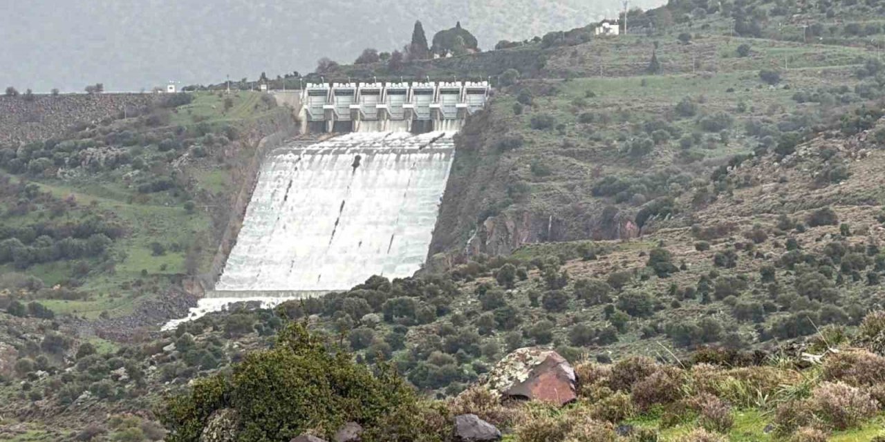 İzmir’de aşırı yağışlar sonrası barajlardan kontrollü su bırakılıyor