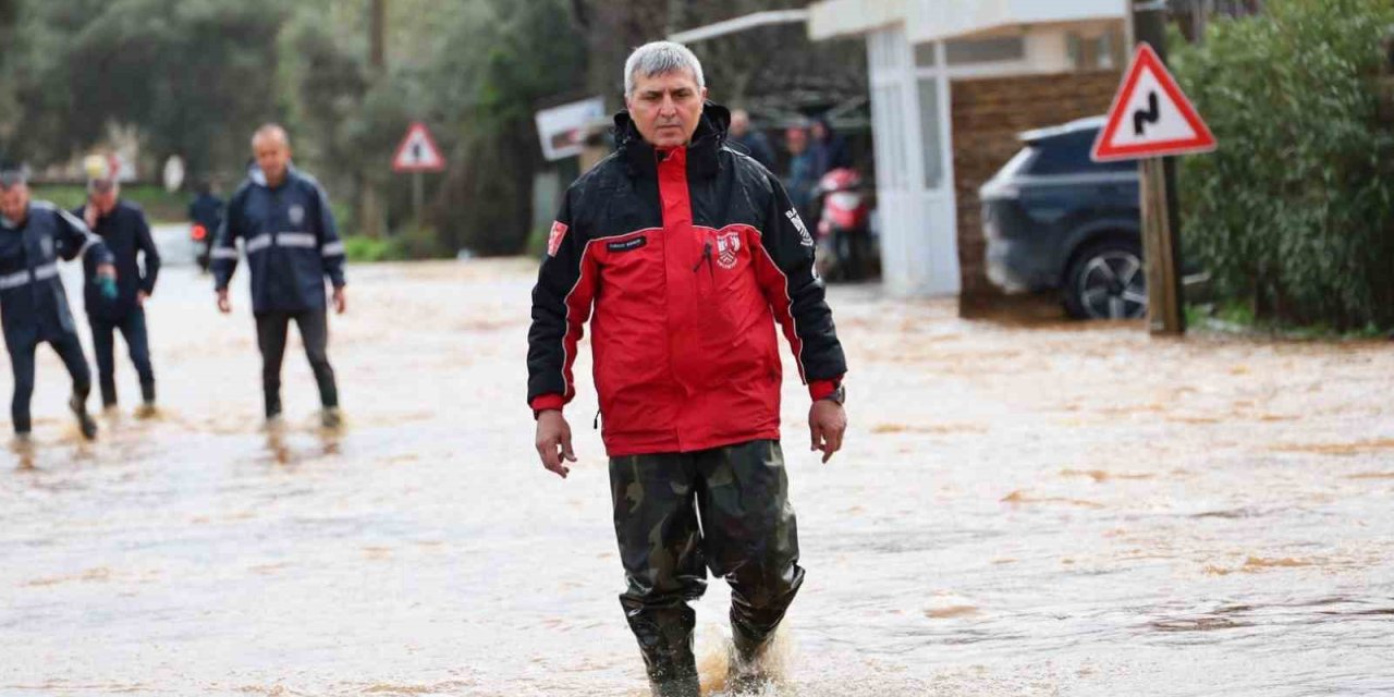 Başkan Mandalinci su taşkınlarının yaşandığı Kızılağaç’ta incelemelerde bulundu