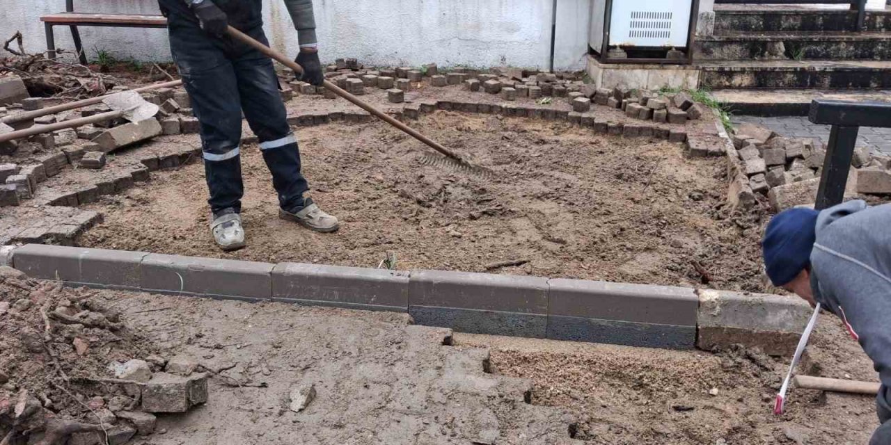 Koçarlı’da bozuk yollar onarıldı, Cihanoğlu Camii çevresi yeniden düzenlendi