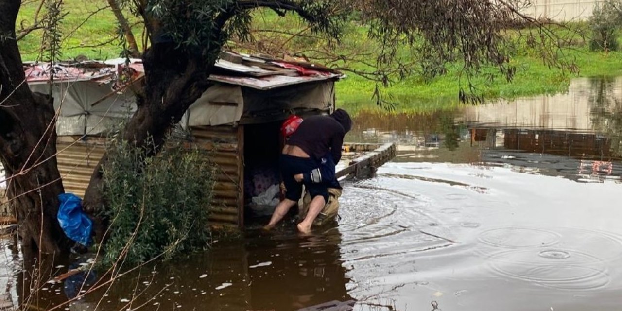 İtfaiye eri vatandaşı sırtında taşıdı
